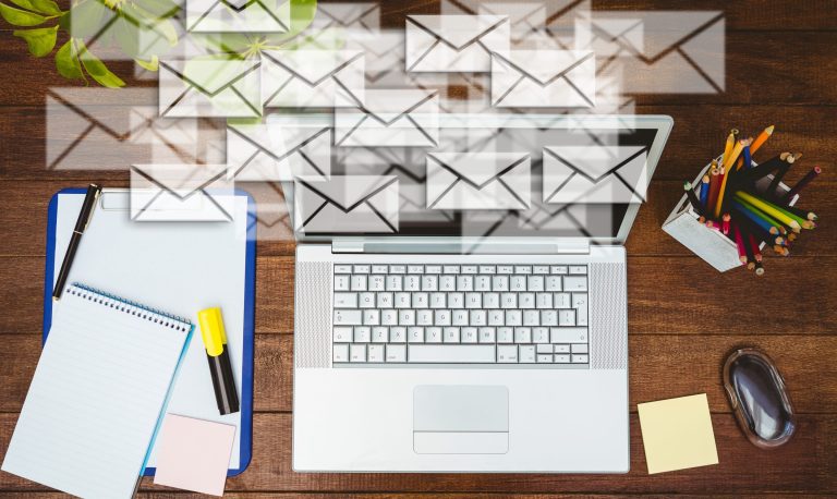 Bandeja de entrada con muchos correos electrónicos que representa errores estratégicos en email marketing