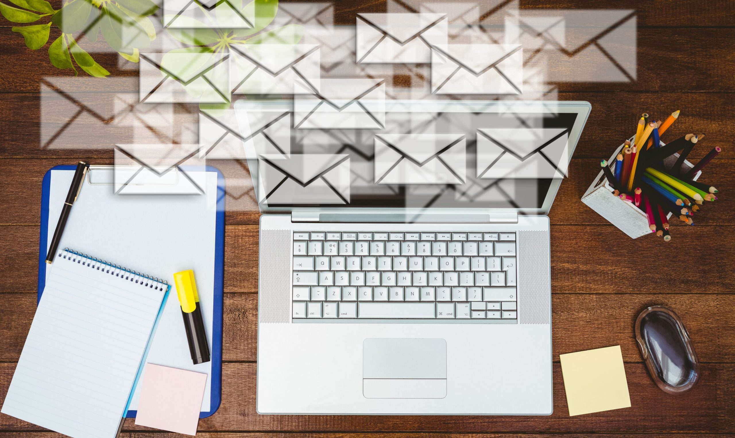 Bandeja de entrada con muchos correos electrónicos que representa errores estratégicos en email marketing