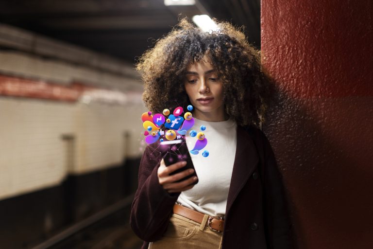 Mujer haciendo scroll rápido en redes sociales desde su móvil