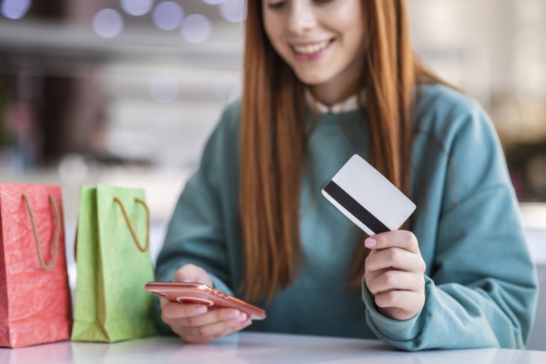 Compra de productos mediante Instagram Shopping, TikTok Shop y WhatsApp Business
