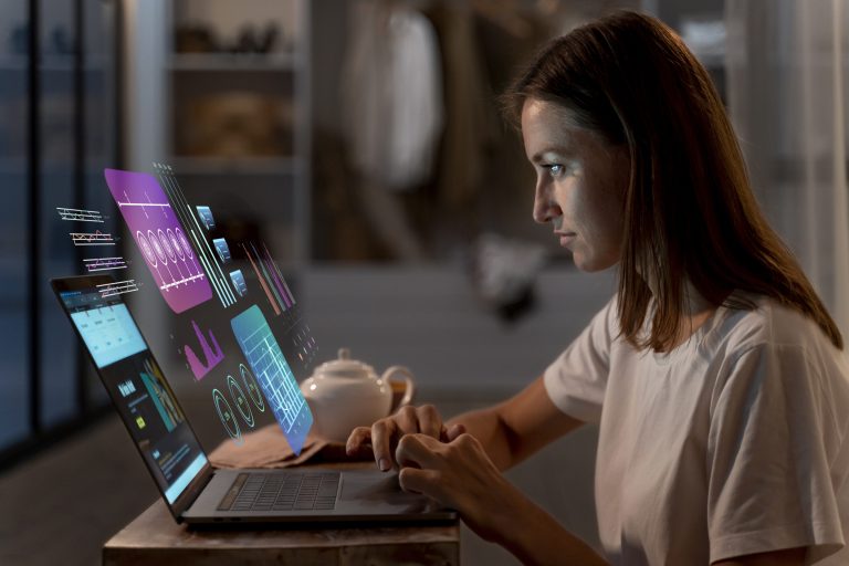 Mujer analizando métricas de rendimiento web y Core Web Vitals en una pantalla