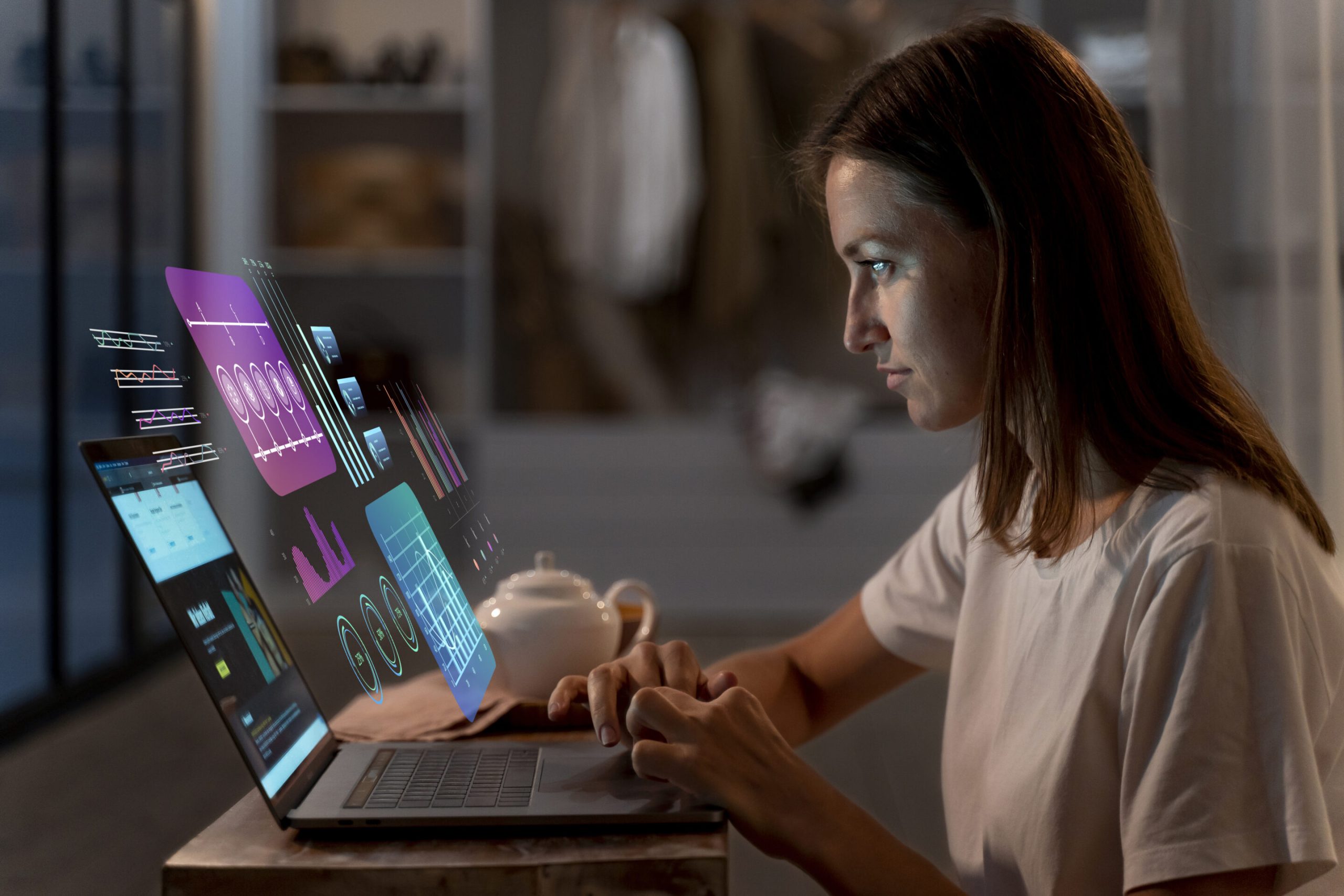 Mujer analizando métricas de rendimiento web y Core Web Vitals en una pantalla