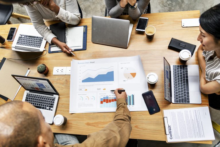 Equipo de marketing analizando una estrategia multicanal con datos de SEO, SEM y redes sociales