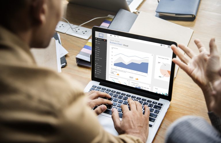 Hombre analizando gráficas de datos para aplicar marketing predictivo