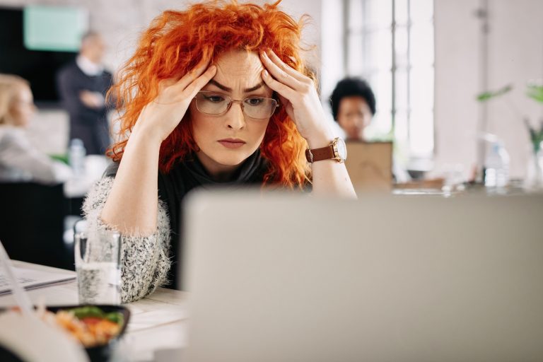 Mujer frustrada por mala experiencia de usuario en web con fricción visual