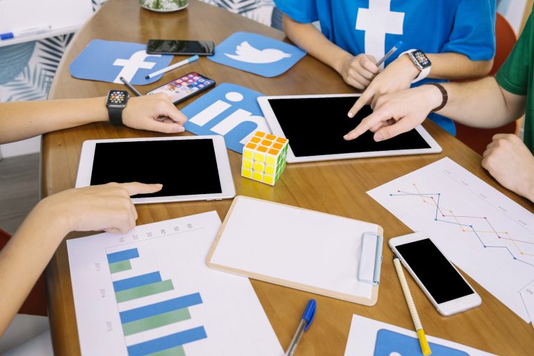 Empresa analizando redes sociales para evitar errores en su estrategia digital
