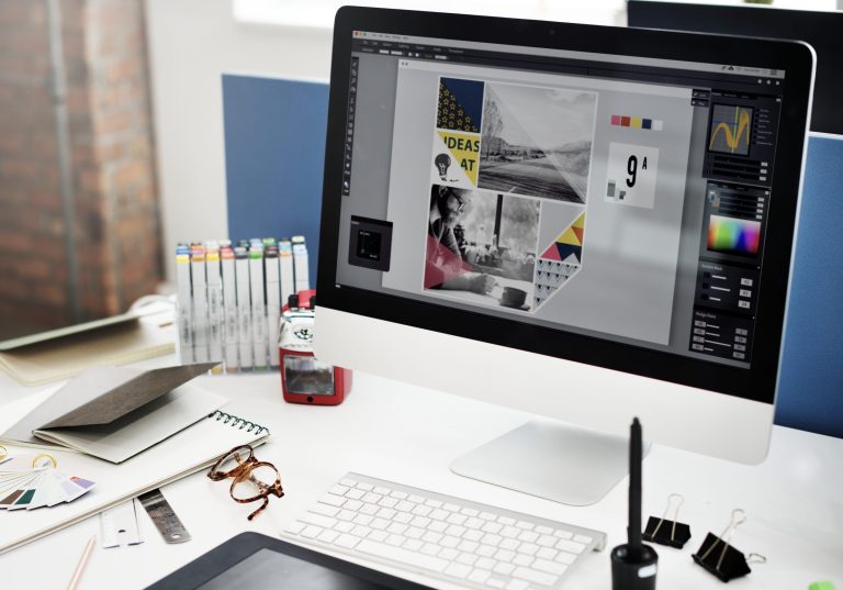 Diseñador analizando un diseño gráfico con errores para mejorar su efectividad