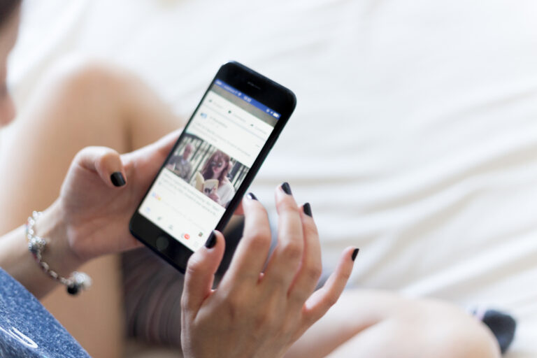 Persona navegando por redes sociales consumiendo contenido snackable desde un teléfono móvil