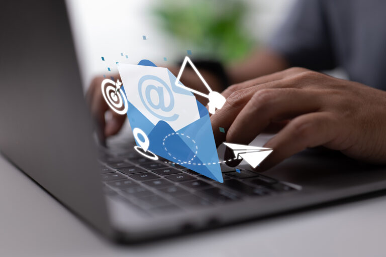 Profesional de marketing creando contenido para una campaña de email marketing desde un ordenador portátil