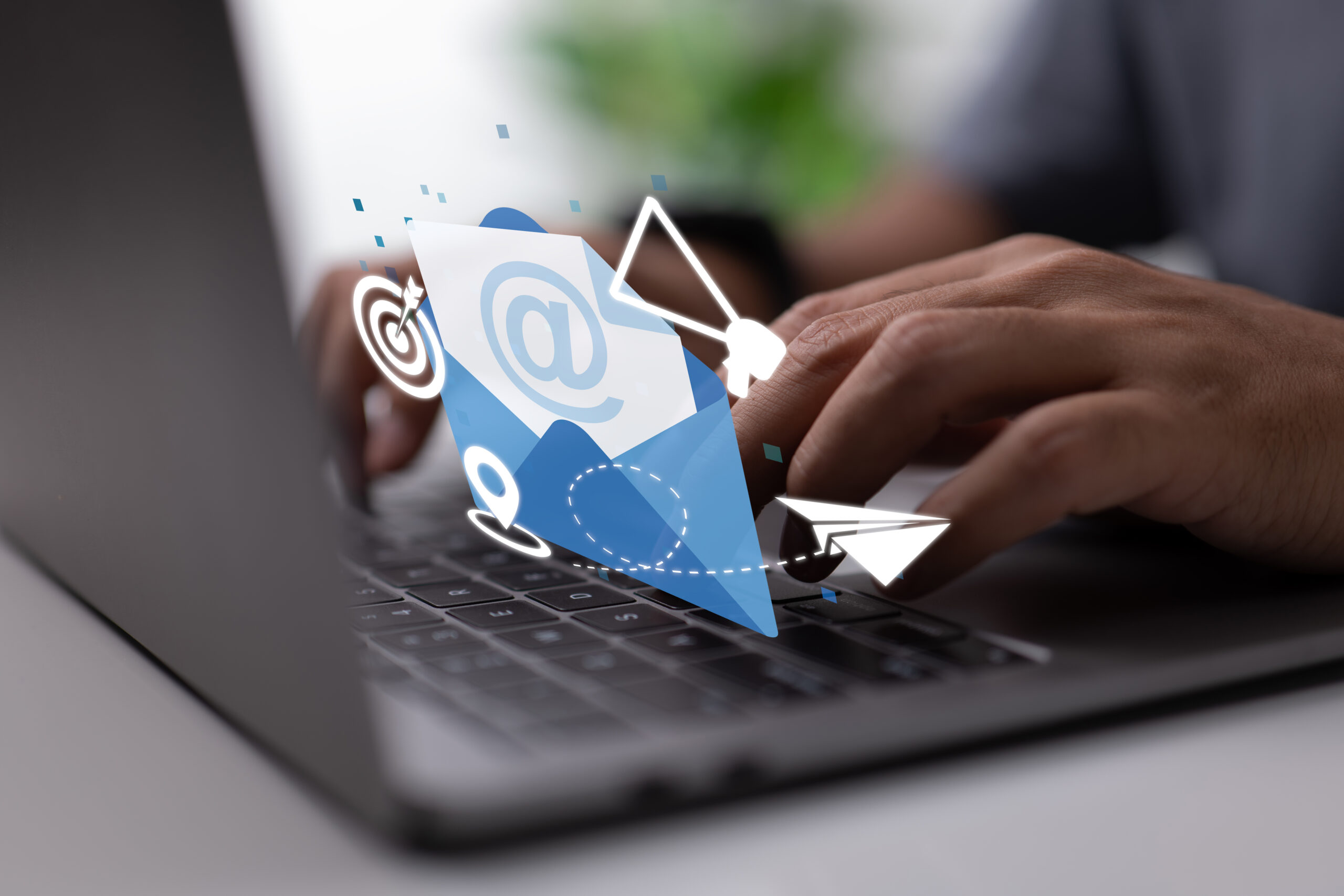 Profesional de marketing creando contenido para una campaña de email marketing desde un ordenador portátil