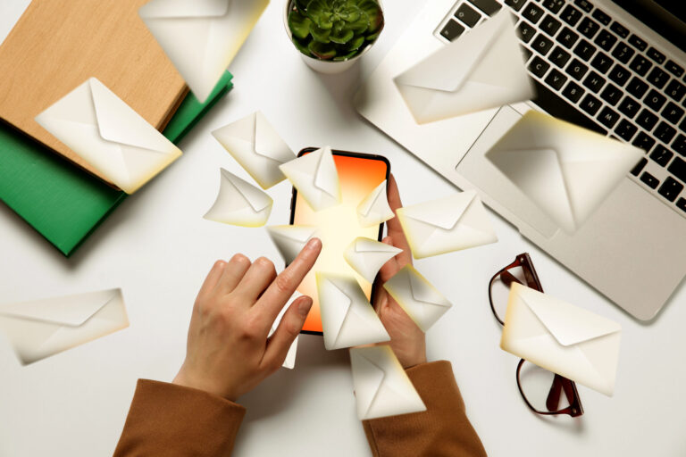 Teléfono móvil mostrando varios emails que representan una estrategia de storytelling en email marketing para conectar con la audiencia y mejorar el engagement