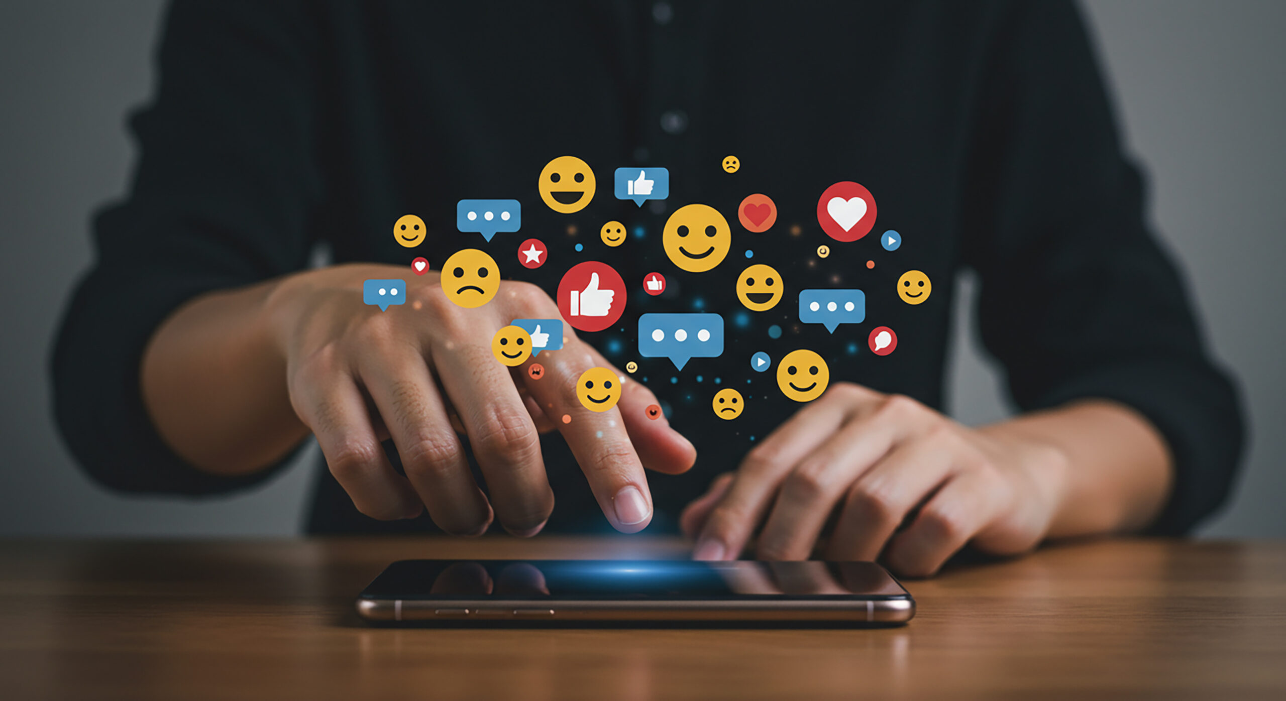 Persona analizando conversaciones y menciones sobre una marca en redes sociales mediante social listening