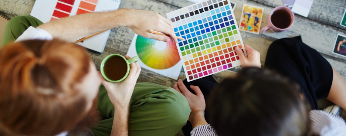 Paleta de colores y círculo cromático utilizados para definir la identidad visual y personalidad de una marca